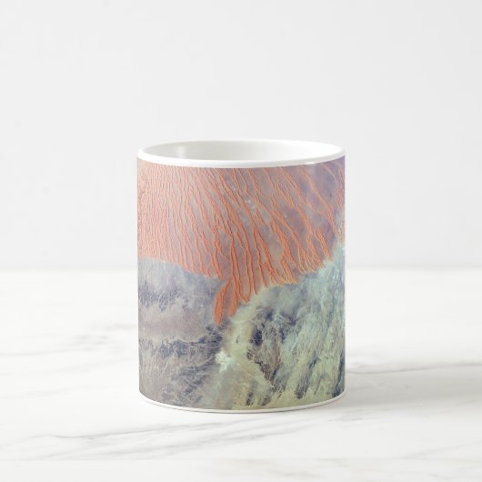 北アフリカのアルジェリアのサハラ砂漠。 コーヒーマグカップ (中央)