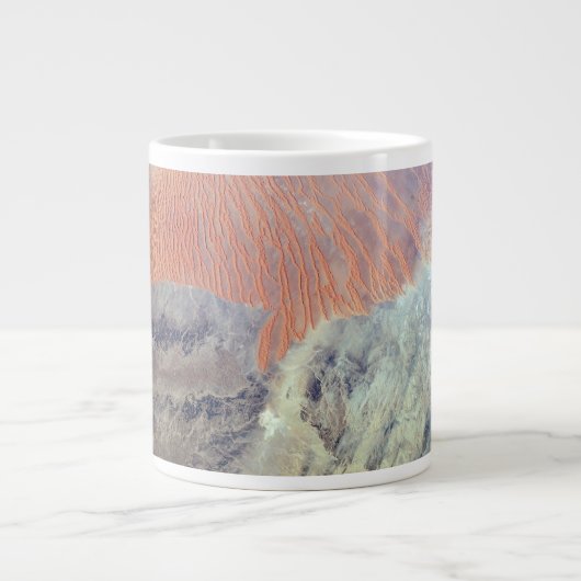 北アフリカのアルジェリアのサハラ砂漠。 ジャンボコーヒーマグカップ (正面)