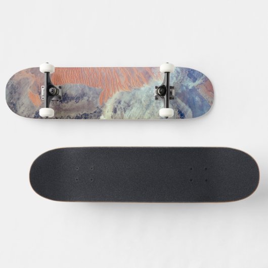 北アフリカのアルジェリアのサハラ砂漠。 スケートボード (横)