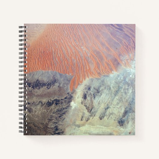 北アフリカのアルジェリアのサハラ砂漠。 ノートブック (正面)