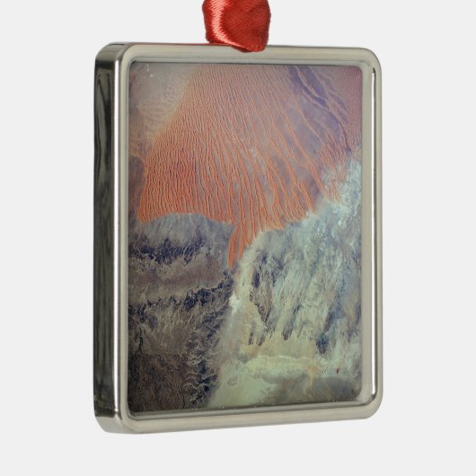 北アフリカのアルジェリアのサハラ砂漠。 メタルオーナメント (右)