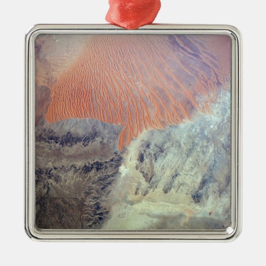 北アフリカのアルジェリアのサハラ砂漠。 メタルオーナメント (正面)