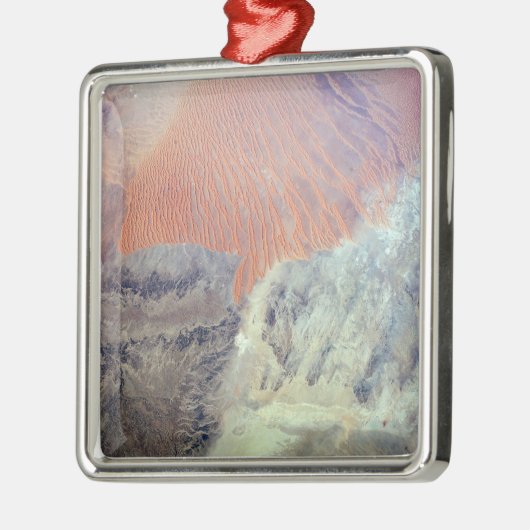 北アフリカのアルジェリアのサハラ砂漠。 メタルオーナメント (左)