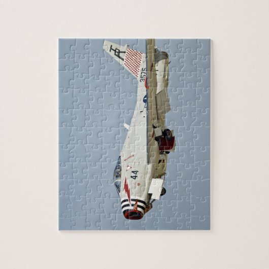 北アメリカの海軍FJ2激怒のジェット戦闘機の飛行 ジグソーパズル (縦)