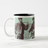 北アメリカの金鉱掘り、c.1849 (b/wの写真) ツートーンマグカップ (左)