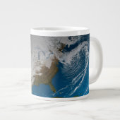 北アメリカ上空の模擬雲を持つ全地球 ジャンボコーヒーマグカップ (正面右)