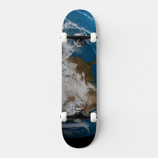 北アメリカ上空の模擬雲を持つ全地球 スケートボード (正面)