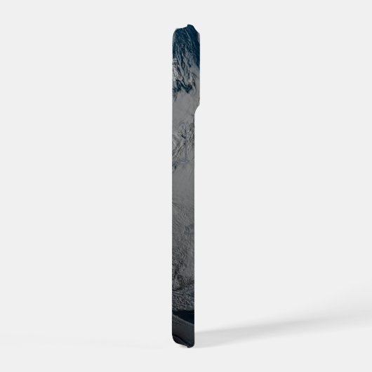 北アメリカ上空の模擬雲を持つ全地球 iPhone 15ケース (右側面)