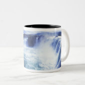 北中央アイスランドの有名なジョダフォス滝 ツートーンマグカップ (正面右)