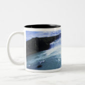 北中央アイスランドの有名なジョダフォス滝 ツートーンマグカップ (左)