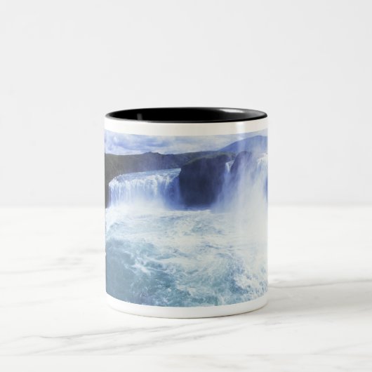 北中央アイスランドの有名なジョダフォス滝 ツートーンマグカップ (中央)