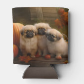 北京犬の子犬の秋の喜びのかぼちゃ 缶クーラー (裏面)