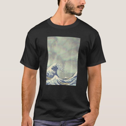 北斎の巨大な波が荒れた雲の上に Tシャツ (正面)