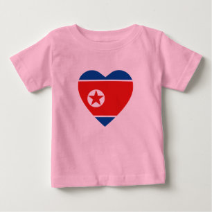 北朝鮮の旗のハートのTシャツ ベビーTシャツ