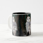 北極の優雅さ:冬の森の中の雪フクロウ ツートーンマグカップ (正面左)
