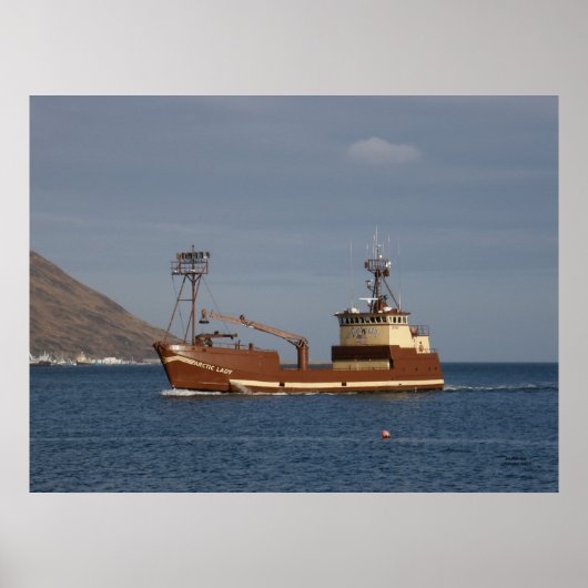 北極の女性、カニのボートでオランダ港、AK ポスター (正面)