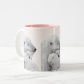 北極の愛:ピンクの色合いのホッキョクグマの家族 ツートーンマグカップ (正面左)