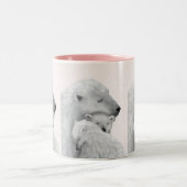 北極の愛:ピンクの色合いのホッキョクグマの家族 ツートーンマグカップ (中央)