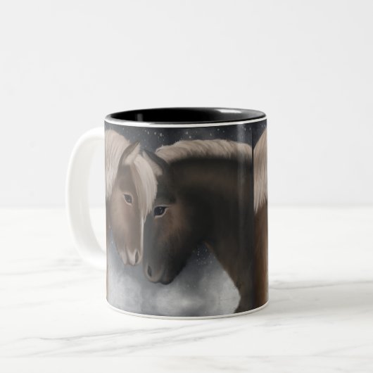 北極への愛情:雪の中のアイスランドの馬 ツートーンマグカップ (正面左)