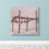 北極カリブー肉乾燥ラックPt.レイヴィレッジAK キャンバスプリント (インサイチュ (ウッドフロア))