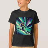 北極光の下でのアドベンチャースキー Tシャツ (正面)