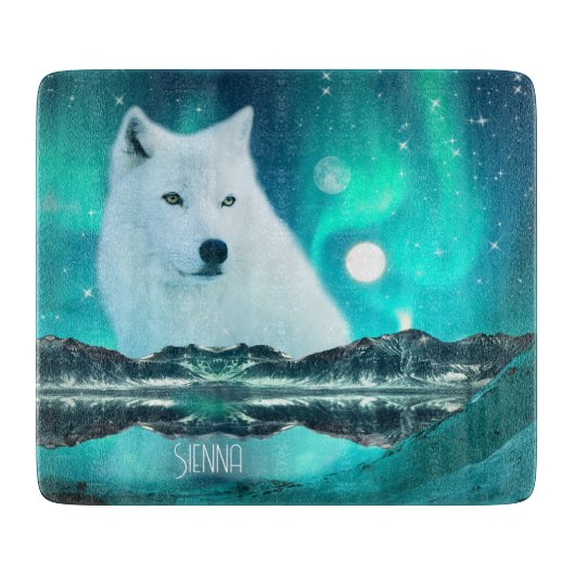北極圏のオオカミと北極光を持つ幻想的な夜 カッティングボード (正面)