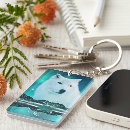 北極圏のオオカミと北極光を持つ幻想的な夜 キーホルダー (正面右)