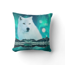 北極圏のオオカミと北極光を持つ幻想的な夜