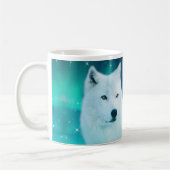 北極圏のオオカミと北極光を持つ幻想的な夜 コーヒーマグカップ (左)