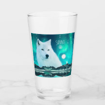 北極圏のオオカミと北極光を持つ幻想的な夜