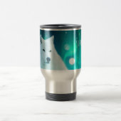 北極圏のオオカミと北極光を持つ幻想的な夜 トラベルマグ (中央)