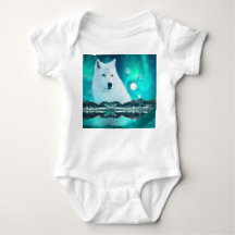 北極圏のオオカミと北極光を持つ幻想的な夜