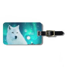 北極圏のオオカミと北極光を持つ幻想的な夜