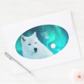 北極圏のオオカミと北極光を持つ幻想的な夜 楕円形シール (封筒)