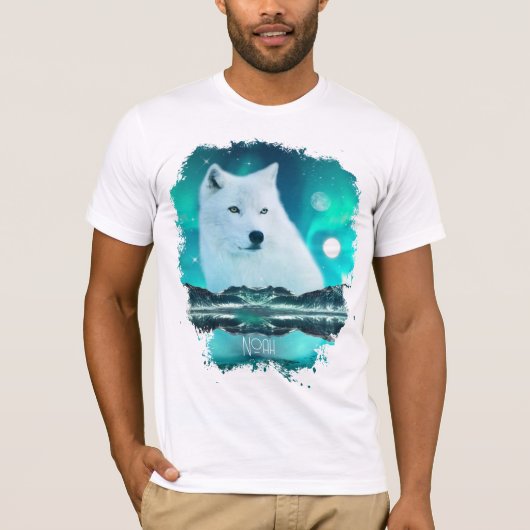 北極圏のオオカミと北極光を持つ幻想的な夜 Tシャツ (正面)
