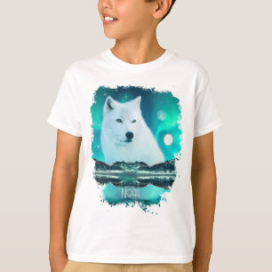 北極圏のオオカミと北極光を持つ幻想的な夜 Tシャツ