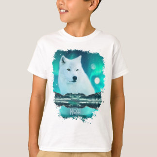 北極圏のオオカミと北極光を持つ幻想的な夜 Tシャツ