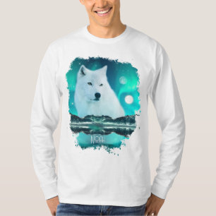 北極圏のオオカミと北極光を持つ幻想的な夜 Tシャツ