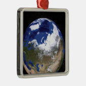 北極圏を示す地球の眺め メタルオーナメント (右)