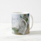 北極圏、ヨーロッパ、アジアを示す地球。 コーヒーマグカップ (正面右)