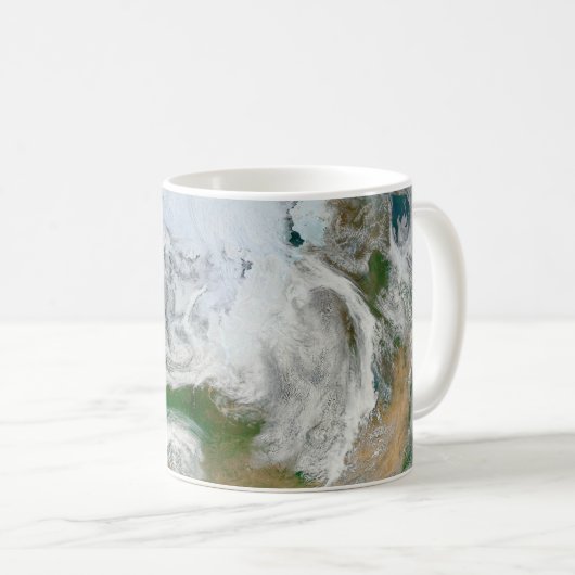 北極圏、ヨーロッパ、アジアを示す地球。 コーヒーマグカップ (正面右)