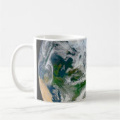 北極圏、ヨーロッパ、アジアを示す地球。 コーヒーマグカップ (左)