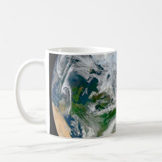 北極圏、ヨーロッパ、アジアを示す地球。 コーヒーマグカップ (左)