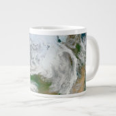 北極圏、ヨーロッパ、アジアを示す地球。 ジャンボコーヒーマグカップ (正面右)