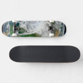 北極圏、ヨーロッパ、アジアを示す地球。 スケートボード (横)