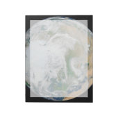 北極圏、ヨーロッパ、アジアを示す地球。 ノートパッド (回転)