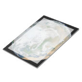 北極圏、ヨーロッパ、アジアを示す地球。 ノートパッド (アングル)