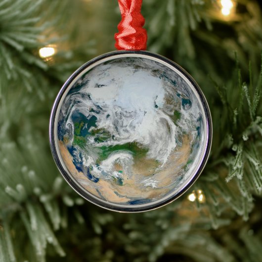 北極圏、ヨーロッパ、アジアを示す地球。 メタルオーナメント (ツリー)