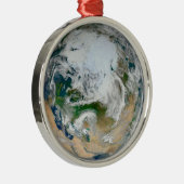 北極圏、ヨーロッパ、アジアを示す地球。 メタルオーナメント (右)