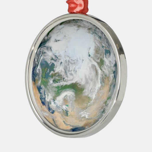 北極圏、ヨーロッパ、アジアを示す地球。 メタルオーナメント (左)